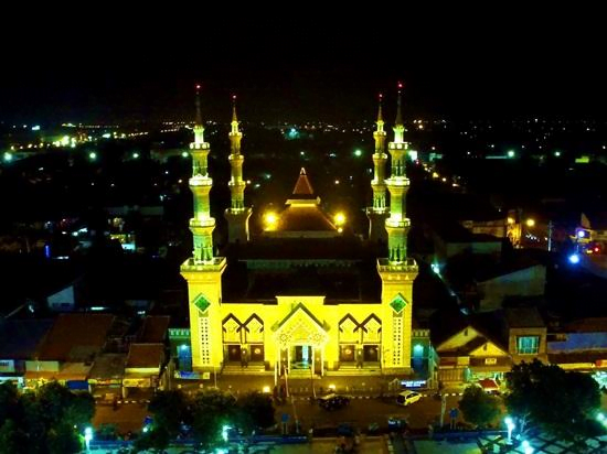 Gambar Masjid Agung Kota Tegal pada Malam Hari